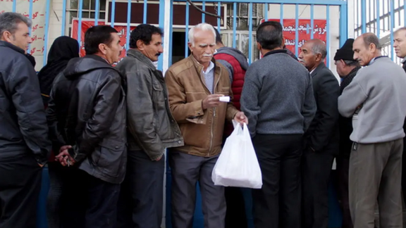 خبرگزاری مهر: شهروندان برای خرید گوشت قرمز به قیمت دولتی باید ساعتها در صف بایستند