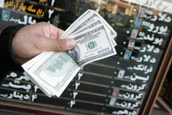 الدولار في السوق الإيرانية الحرة یبلغ 34 ألف تومان مرة أخرى