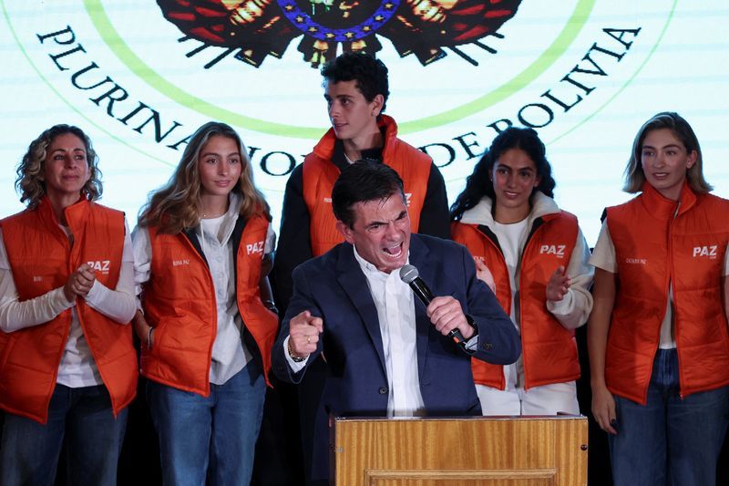 پیروزی نامزد میانه‌رو و پایان نزدیک به دو دهه حاکمیت چپ در بولیوی