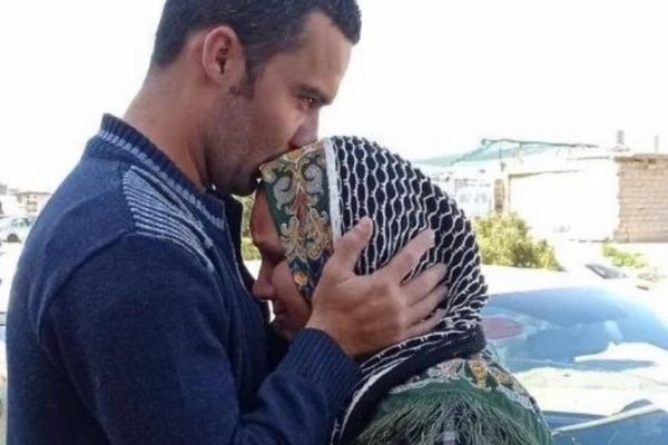 والدة مواطن كردي تطالب السلطات الإيرانية بتسليم جثة ابنها بعد إعدامه