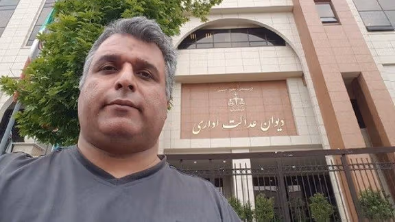 پیام ولی در مقابل ساختمان دیوان عدالت اداری کشور