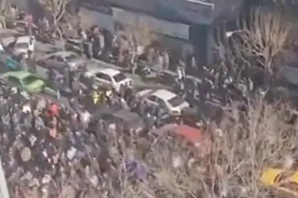 بازتاب اعتراضات سراسری در رسانههای جهان؛ از تهدید ترامپ تا چشمانداز بقای حکومت