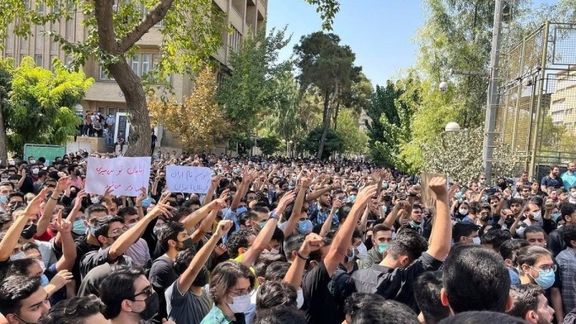 University students protesting Iran and calling for more action to prevent arrests