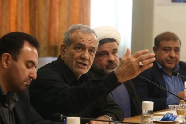 Iranian economist says Pezeshkian cannot improve economy amid sanctions