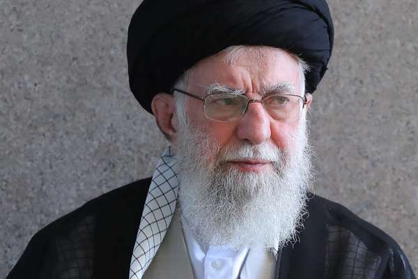 سجين سياسي يصف خامنئي بـ"المدمر".. ويطالبه بـ"الانسحاب غير المشروط" من السلطة