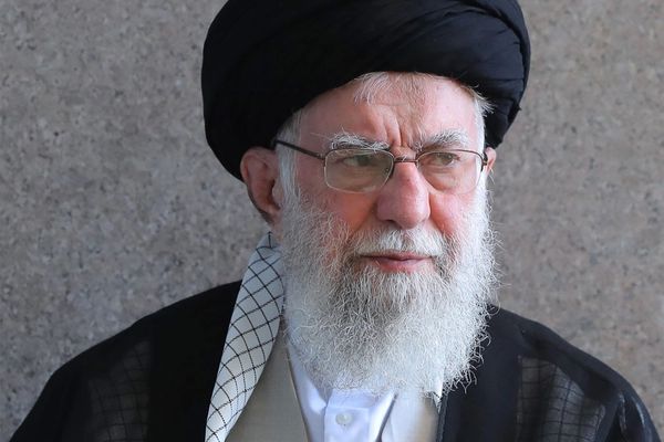 سجين سياسي يصف خامنئي بـ"المدمر".. ويطالبه بـ"الانسحاب غير المشروط" من السلطة