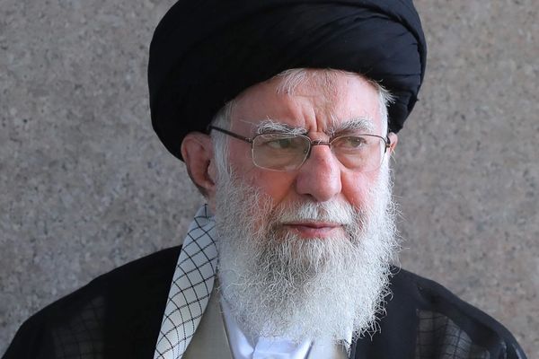 سجين سياسي إيراني لخامنئي: سياساتك دفعت بإيران نحو الانهيار.. ولن تنقذك "المفاوضات"