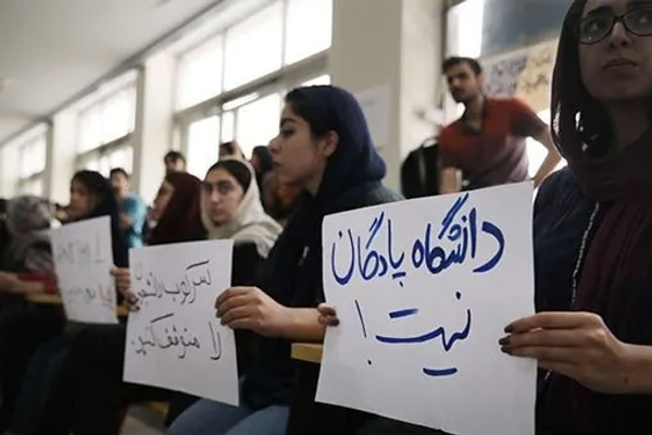 وزير الصحة الإيراني يعلن عودة 300 طالب مفصول إلى الجامعات.. "لأن عقوباتهم غير قانونية"