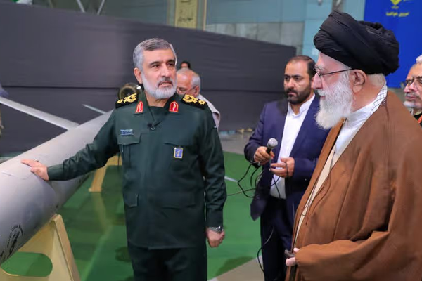 إيران تهدد بهجوم "معقد" واستخدام "أسلحة أقوى" في ردها المحتمل على إسرائيل