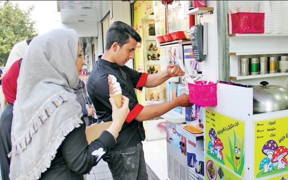السلطات الإيرانية تضع كاميرات في محلات الآيس كريم لمراقبة الحجاب