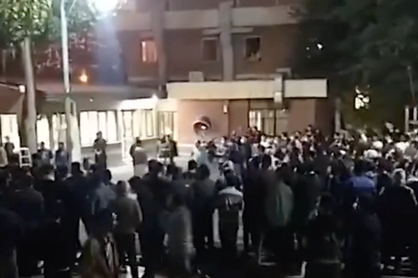 انتفاضة إيران: المحتجون في طهران ومشهد وأراك يهرعون لمساعدة طلاب الجامعات المحاصرين