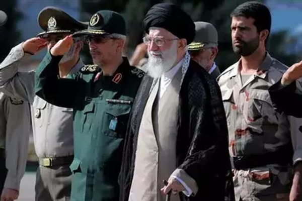 صحيفة إيرانية: أشخاص "بدافع ثوري" قدموا أموالا للضغط على قادة الحرس الثوري لمهاجمة إسرائيل