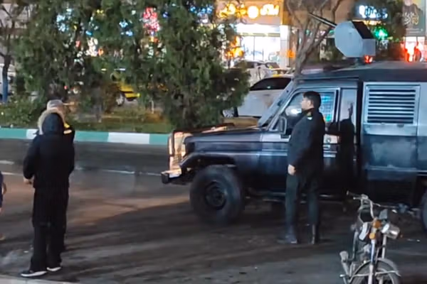 اجبار ماموران آتشنشانی به شستن خون از خیابان؛ معترضان و تونل وحشت در حیاط کلانتری چالوس