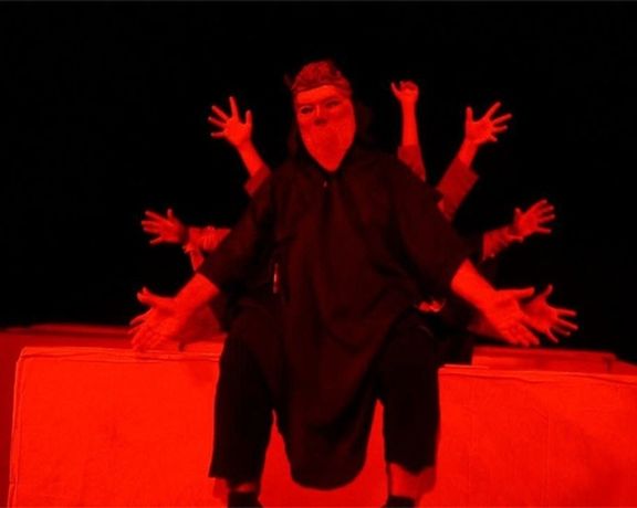 طبق گزارشها، اعضای انصار حزبالله مشهد به یک سالن تئاتر حمله کرده و مانع اجرا شدند