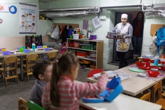 بمباران چرنیهیف اوکراین و خاموشی شهر؛ مهدکودکی برای تامین گرما و غذای بچهها تلاش میکند