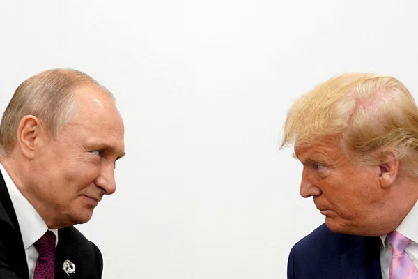 دعت إلى مراقبة التحركات الروسية.. صحيفة إيرانية تحذر من صفقة بين ترامب وبوتين حول إيران