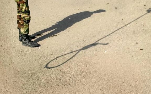 حکم اعدام یک متهم به قتل در سمنان و در ملاء عام اجرا شد