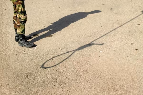 حکم اعدام یک متهم به قتل در سمنان و در ملاء عام اجرا شد