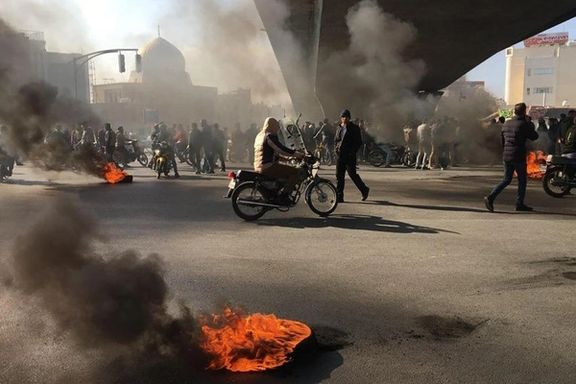 حرق لافتات حكومية في عدة مدن إيرانية واحتجاجات ليلية بطهران