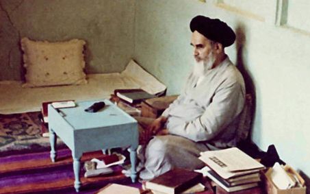 رییس ستاد اقامه نماز: خمینی با تعداد اندکی کتاب توانست دنیا را تکان دهد