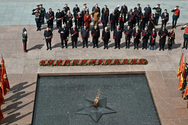 مُسيّراتها حضرت وغاب مسؤولوها.. روسيا تتجاهل إيران في احتفالات "يوم النصر"