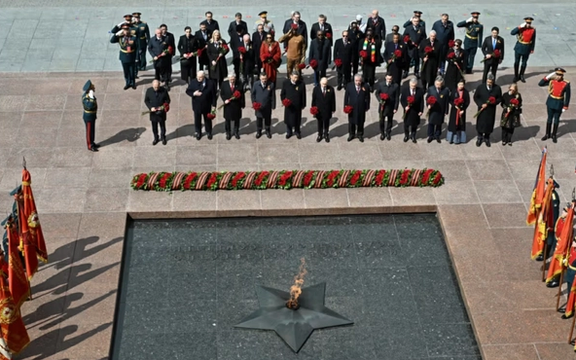 مُسيّراتها حضرت وغاب مسؤولوها.. روسيا تتجاهل إيران في احتفالات "يوم النصر"