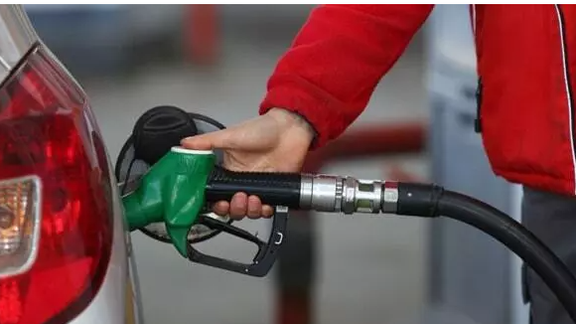 از پزشکیان تا همتی، تناقض در اظهارات مقامات دولتی درباره قیمتگذاری بنزین