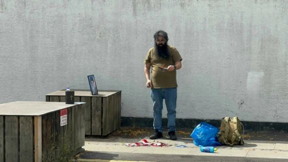 مردی هوادار خامنهای در دانمارک تورات و پرچم دانمارک را مقابل سفارت اسرائیل سوزاند