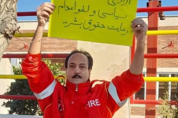 سجين سياسي بتهمة "إهانة خامنئي" يواصل إضرابه عن الطعام لليوم الـ11