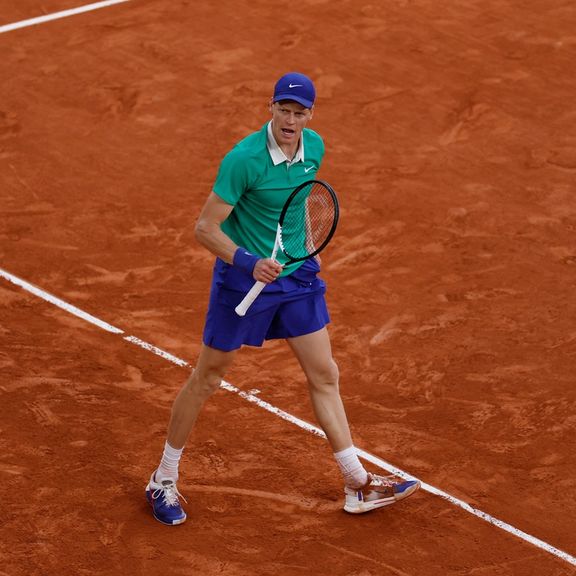 سینر، مرد شماره یک تنیس جهان، با شکست جوکوویچ افسانهای به فینال رولنگاروس رسید