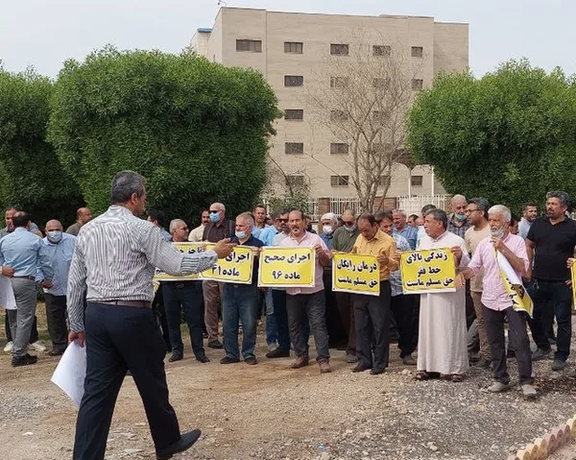 تجمع دوباره بازنشستگان؛ ۶۱ اقتصاددان: اصرار بر حذف یارانهها کاسه صبر مردم را لبریز میکند