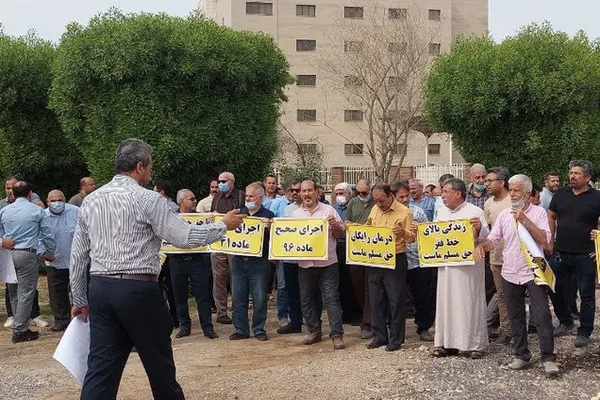 المتقاعدون الإيرانيون يواصلون احتجاجهم.. واقتصاديون: إلغاء الدعم سيؤدي إلى نفاد صبر الشعب