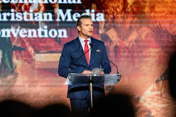 وزیر جنگ آمریکا: در مورد ایران، همه گزینهها برای ترامپ همچنان روی میز است