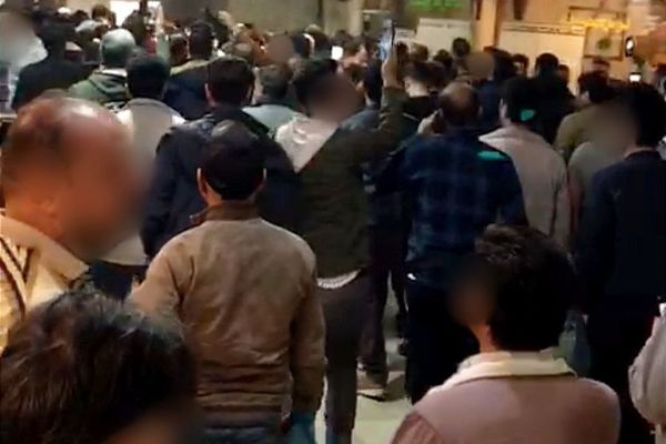 انتفاضة إيران: إضراب لأصحاب المتاجر والصناعات والخدمات والعمال والسائقين عن العمل