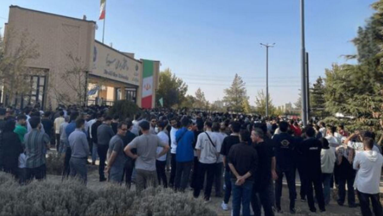 ماموران از تجمع مردم همدان در اعتراض به آزار دختر دانشجو به دست دانشجوی عراقی ممانعت کردند