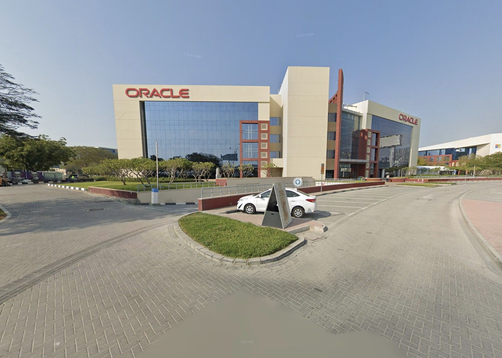 مقام‌های دبی: ساختمان اوراکل پس از سقوط ترکش‌های رهگیری هوایی، دچار حادثه جزئی شد