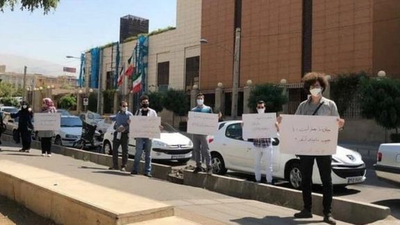 گروهی از داوطلبان کنکور کارشناسی ارشد در تجمعی خواهان تعلیق آزمون به دلیل شیوع کرونا شدند