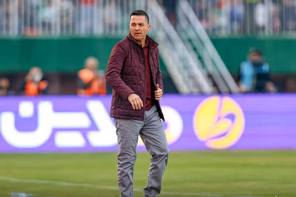 پاسخ اوسمار به شایعه جادوگری در دربی: زمین را اندازه زدم که بدانم استاندارد فیفاست یا نه