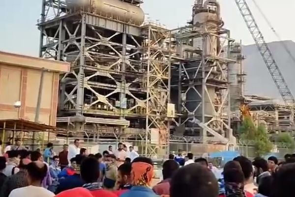 عمال بتروكيماويات عسلوية جنوبي إيران يدعمون المحتجين بالإضراب عن العمل