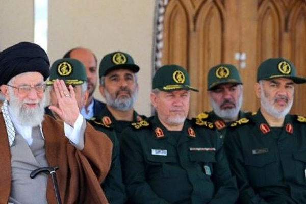 كبار المسؤولين الإيرانيين يتناقشون حول انهيار داخل النظام.. وخطة لقصف مكتب خامنئي