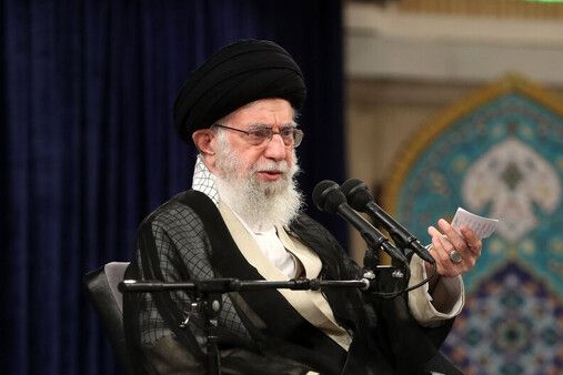 حمله دوباره خامنهای به فضای مجازی: فضای مجازی دروغ و شایعه پخش میکند