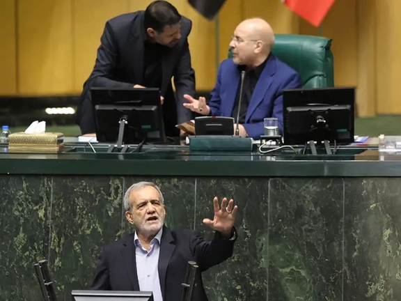 محلل إيراني: فريق بزشكيان الاقتصادي يستعد لزيادة العقوبات في حالة عودة ترامب