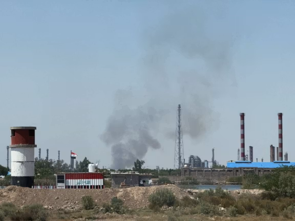برخاستن دود از حوالی پالایشگاه آبادان در بحبوحه حملات اسرائیل به ایران