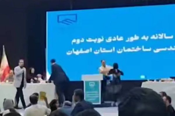 عنف ممنهج.. امرأة تتعرض لاعتداء جسدي بعد احتجاجها على الفساد داخل إحدى الهيئات في إيران