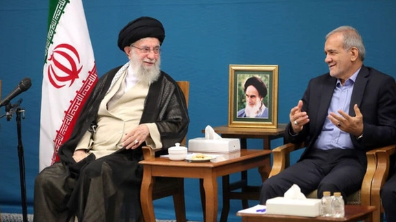 ناشط إيراني: بزشكيان أخبر خامنئي بأن تنفيذ قانون الحجاب سيضر بالنظام