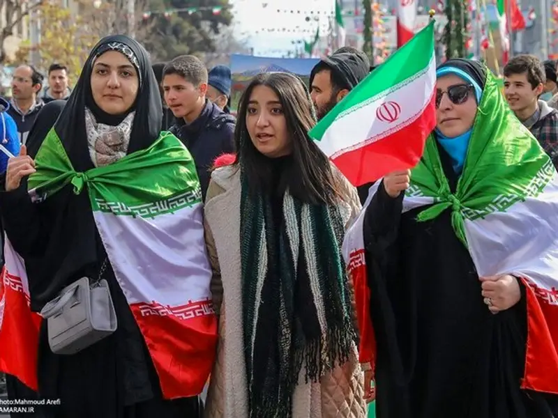 صحيفة إيرانية تنتقد الازدواجية في قضية الحجاب بعد السماح لمؤيدات النظام بالحضور دون حجاب إيران