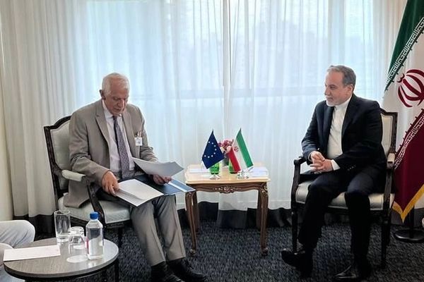 مسؤول أوروبي: عراقجي أخبر بوريل أن إيران أرسلت صواريخ إلى روسيا.. "لكنها ليست باليستية"