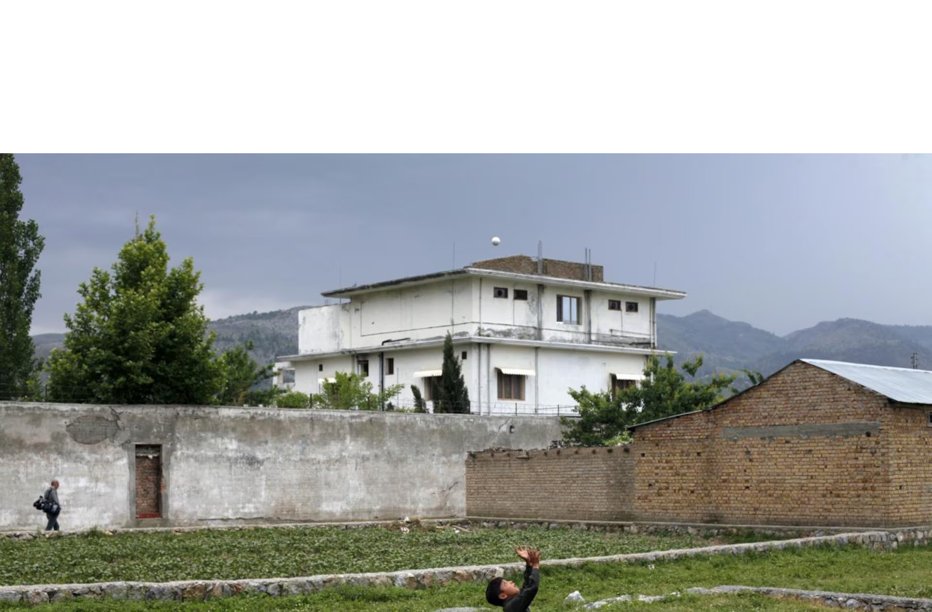 گفته می‌شود که بسیاری از مردم محلی نمی‌دانستند این خانه محل اقامت بن‌لادن بوده است