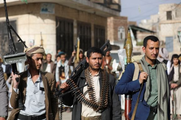 وای‌نت: حوثی‌ها با شعار «مرگ بر آمریکا» به‌طور علنی اسلحه آمریکایی می‌فروشند