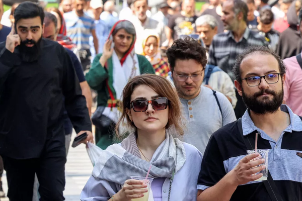 "أي تصرف قد يُعد جريمة".. معارض سياسي يفضح الانتهاكات في سجون إيران